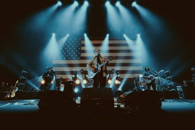 Aaron Lewis and The Stateliners performing on tour
